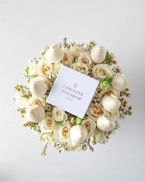 Classic Stud Earrings Hampers - Image 4