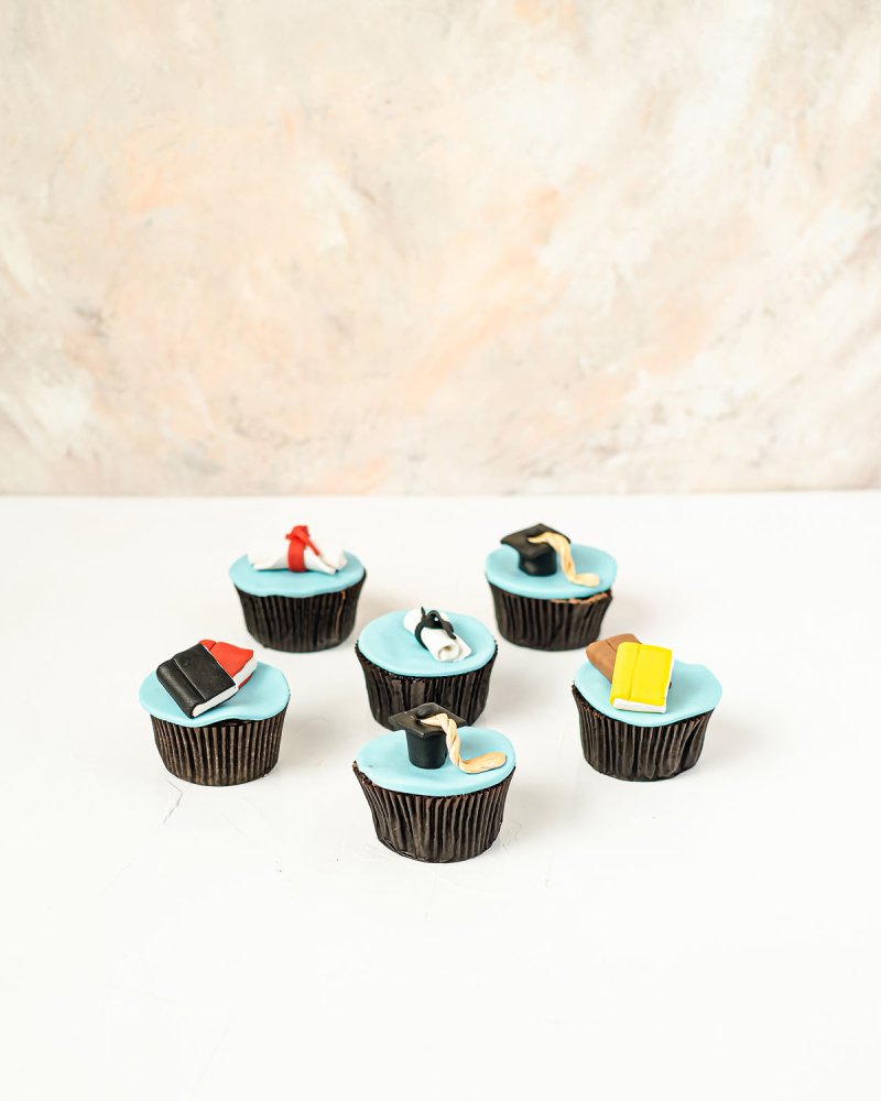 6 Graduation theme cupcakes by NJD