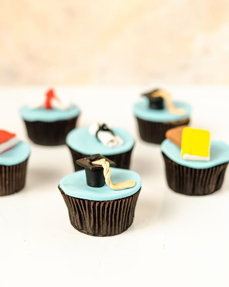 6 Graduation theme cupcakes by NJD - Image 2