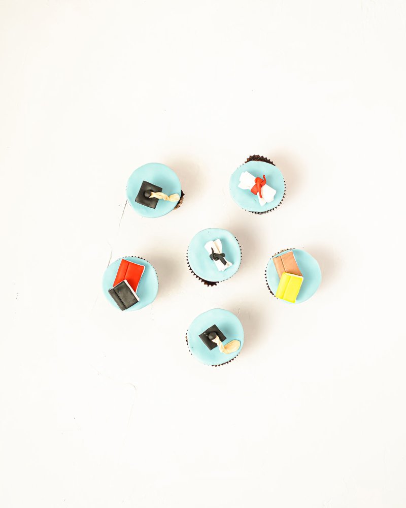 6 Graduation theme cupcakes by NJD - Image 3