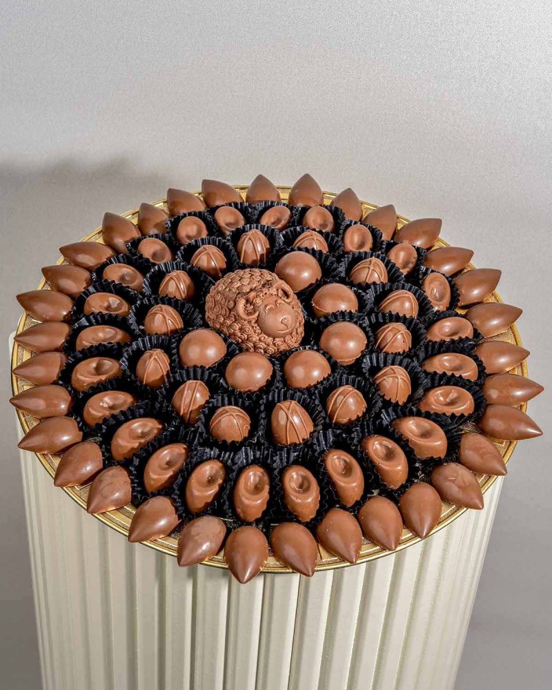 77 Assorted Milk chocolates EID AL ADHA Gift Tray - Image 2