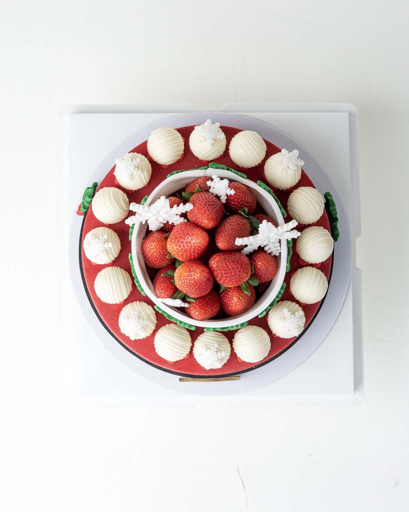 Holiday Season Cake with fresh strawberries - Image 3