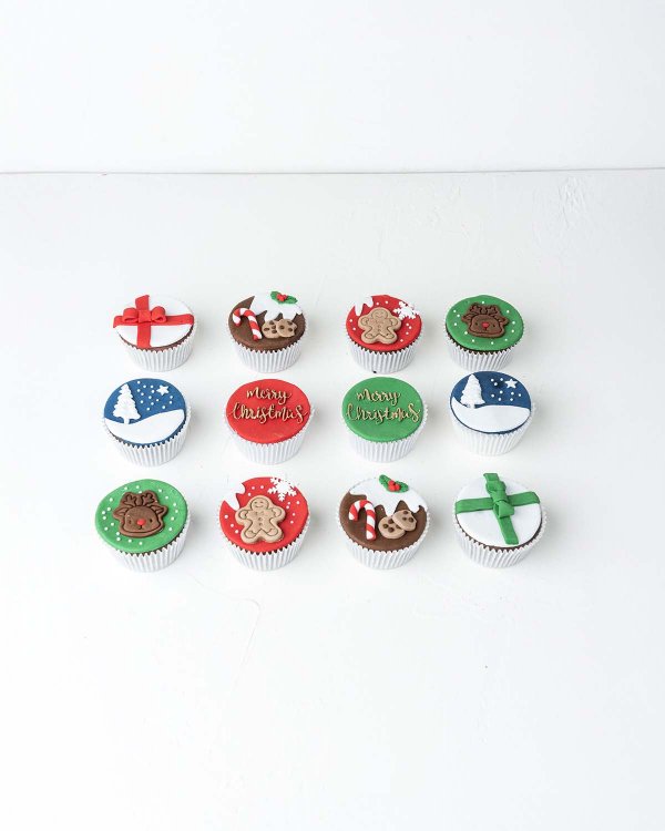 12 Christmas Cupcakes