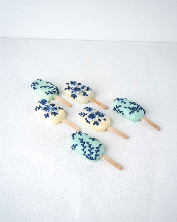 White and Blue Cakesicles